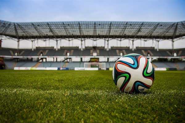 Fuball liegt in Stadion auf dem Rasen